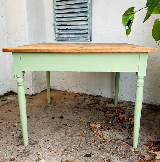 Gammelt bord i massivt fyrretræ med charmerende patina