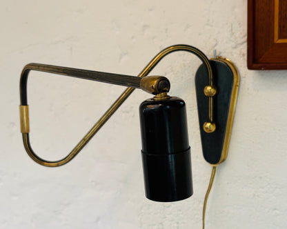 Svingarmslampe i patineret messing