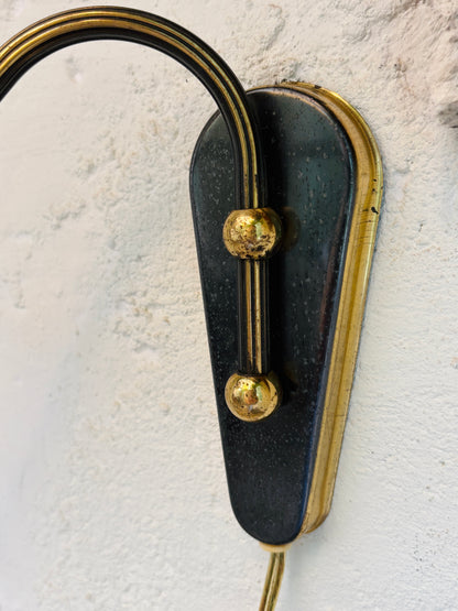 Svingarmslampe i patineret messing