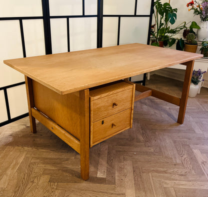 Smukt Hans J. Wegner skrivebord i egetræ – Model GE-125 fra Getama