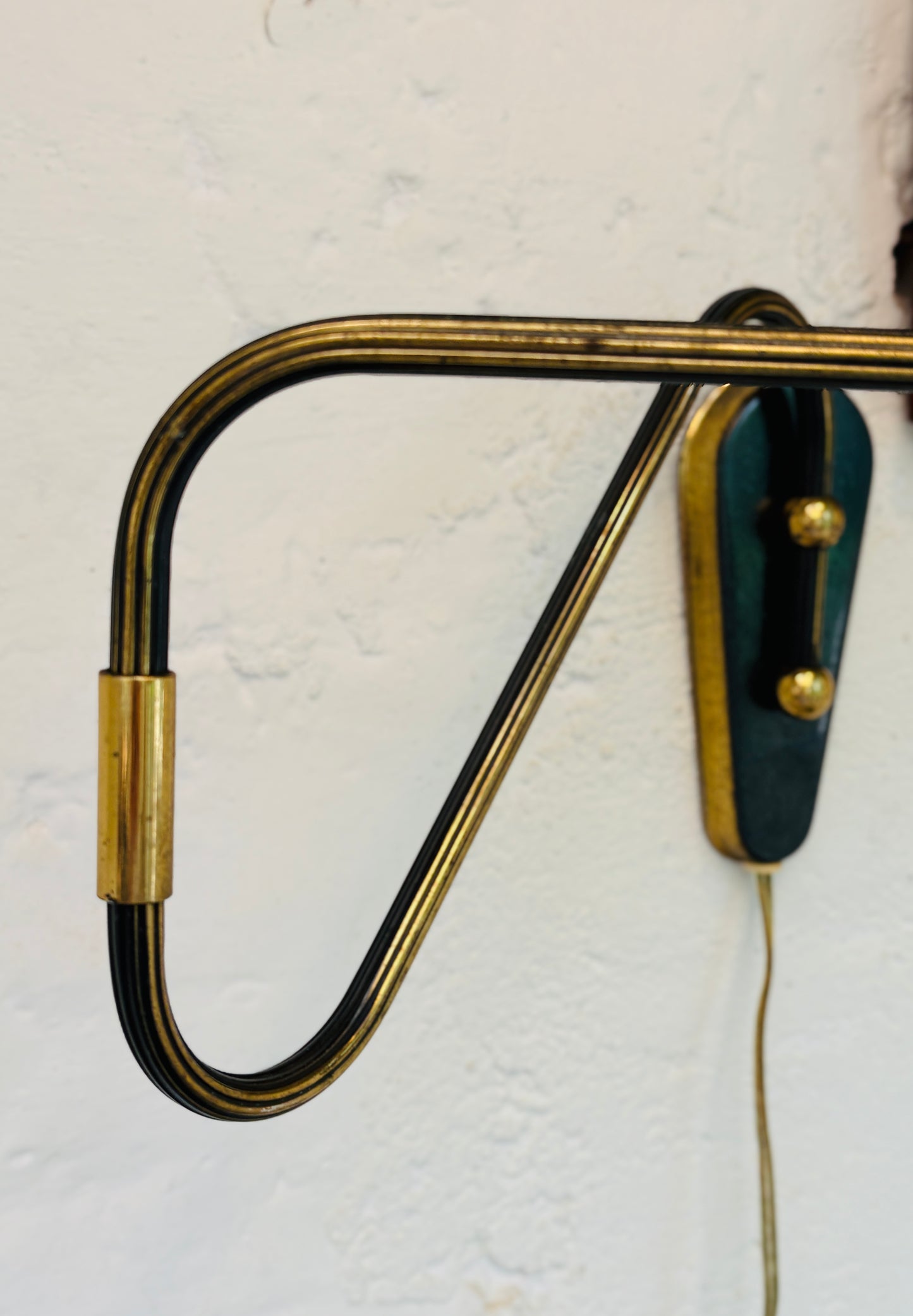 Svingarmslampe i patineret messing