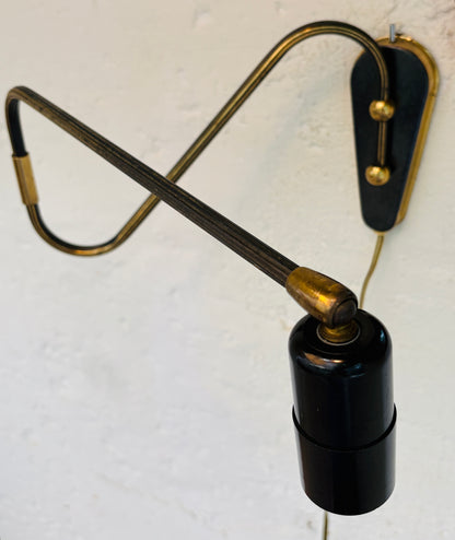 Svingarmslampe i patineret messing