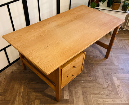 Smukt Hans J. Wegner skrivebord i egetræ – Model GE-125 fra Getama