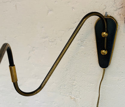 Svingarmslampe i patineret messing