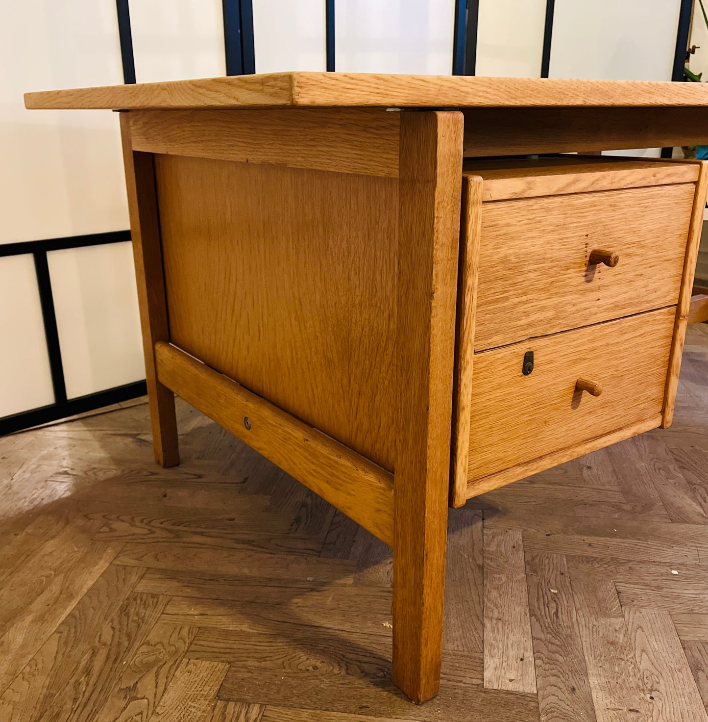 Smukt Hans J. Wegner skrivebord i egetræ – Model GE-125 fra Getama