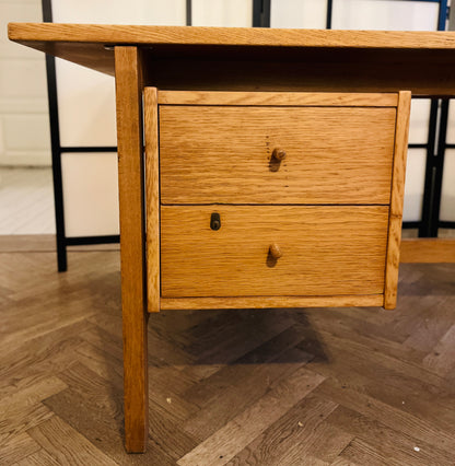 Smukt Hans J. Wegner skrivebord i egetræ – Model GE-125 fra Getama