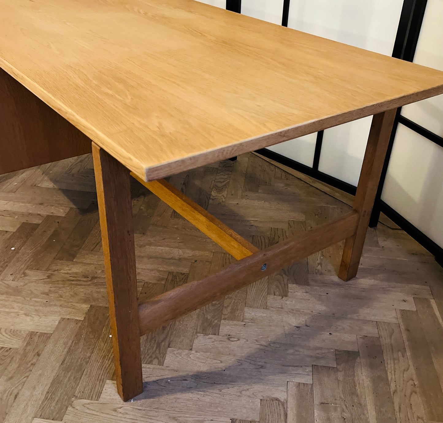 Smukt Hans J. Wegner skrivebord i egetræ – Model GE-125 fra Getama