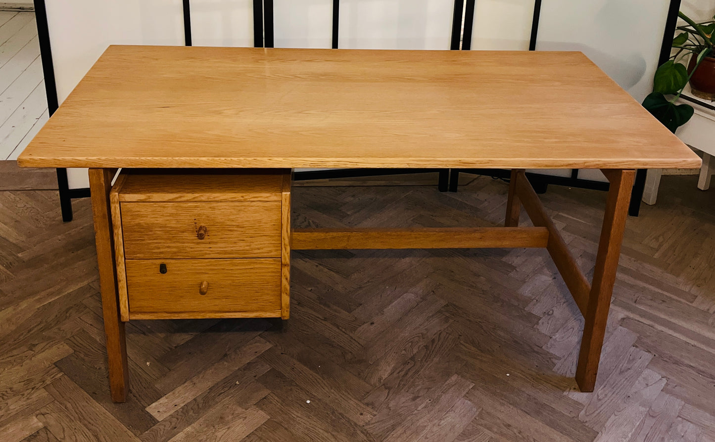 Smukt Hans J. Wegner skrivebord i egetræ – Model GE-125 fra Getama