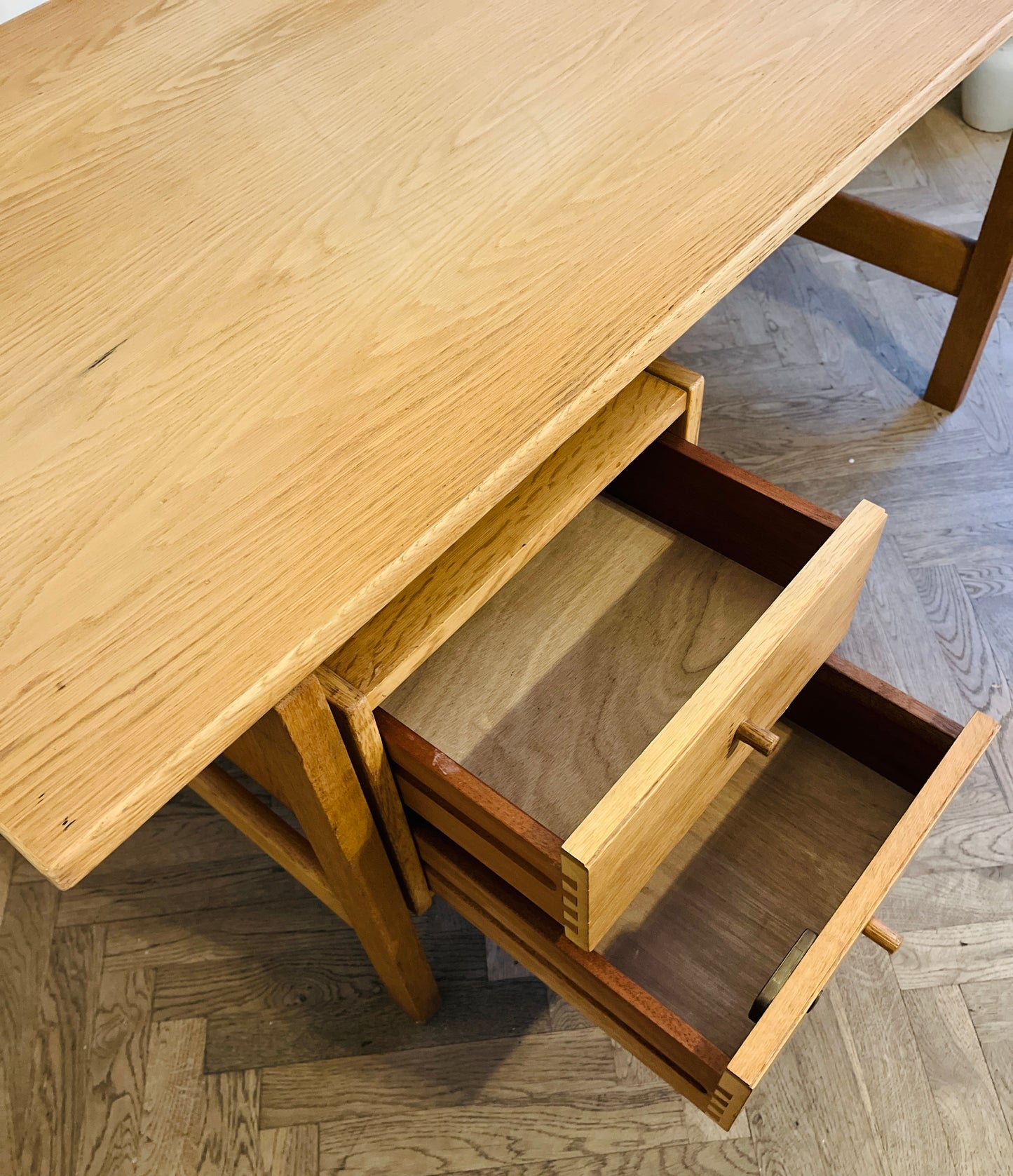 Smukt Hans J. Wegner skrivebord i egetræ – Model GE-125 fra Getama