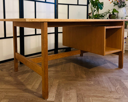 Smukt Hans J. Wegner skrivebord i egetræ – Model GE-125 fra Getama