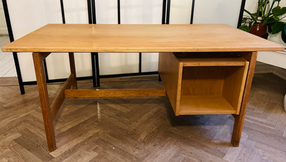 Smukt Hans J. Wegner skrivebord i egetræ – Model GE-125 fra Getama