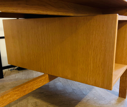 Smukt Hans J. Wegner skrivebord i egetræ – Model GE-125 fra Getama