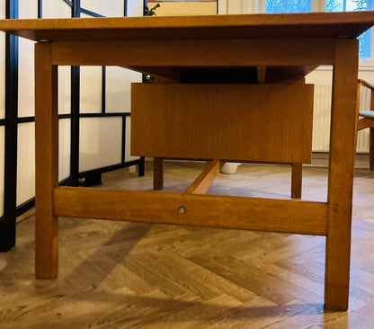 Smukt Hans J. Wegner skrivebord i egetræ – Model GE-125 fra Getama