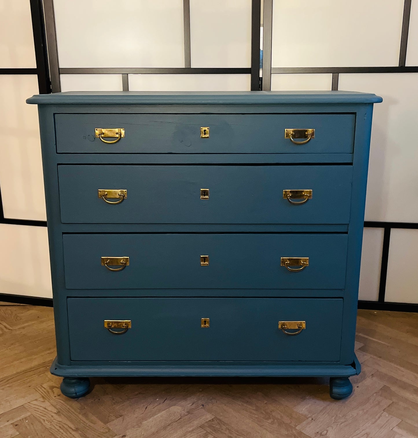Vintage kommode med 4 skuffer – dyb blå og messinggreb
