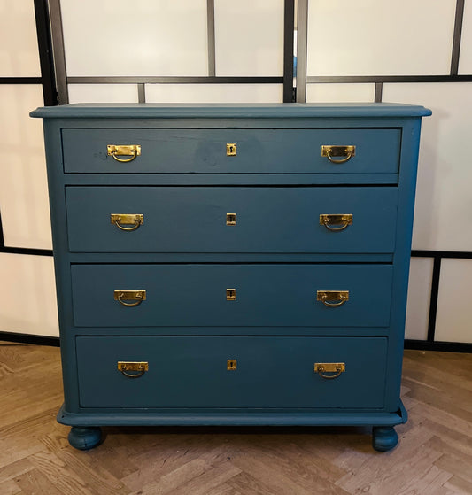 Vintage kommode med 4 skuffer – dyb blå og messinggreb