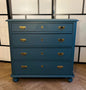 Vintage kommode med 4 skuffer – dyb blå og messinggreb