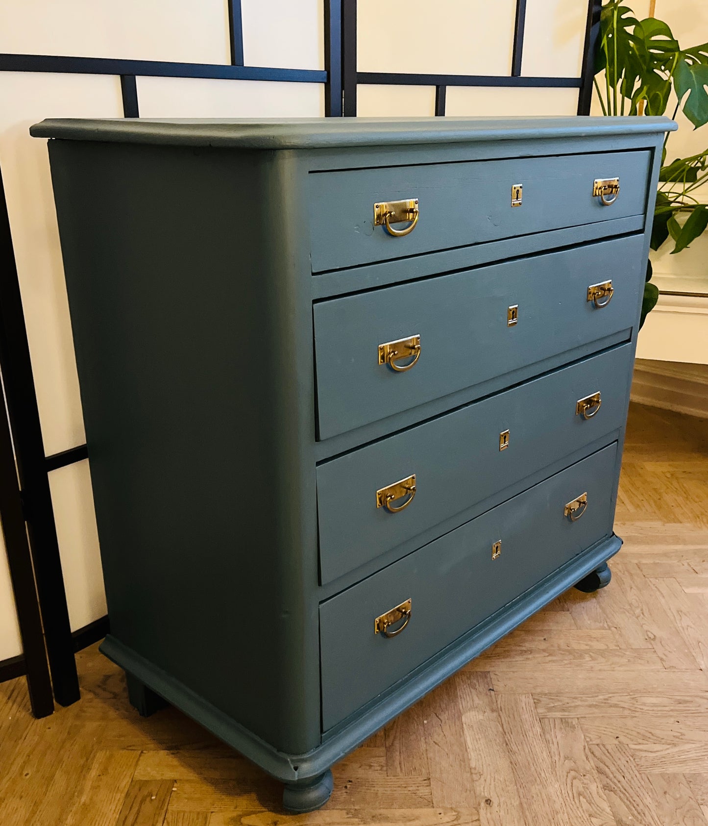Vintage kommode med 4 skuffer – dyb blå og messinggreb