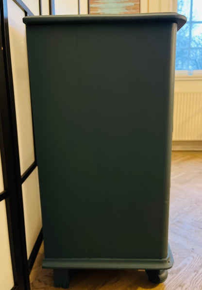 Vintage kommode med 4 skuffer – dyb blå og messinggreb