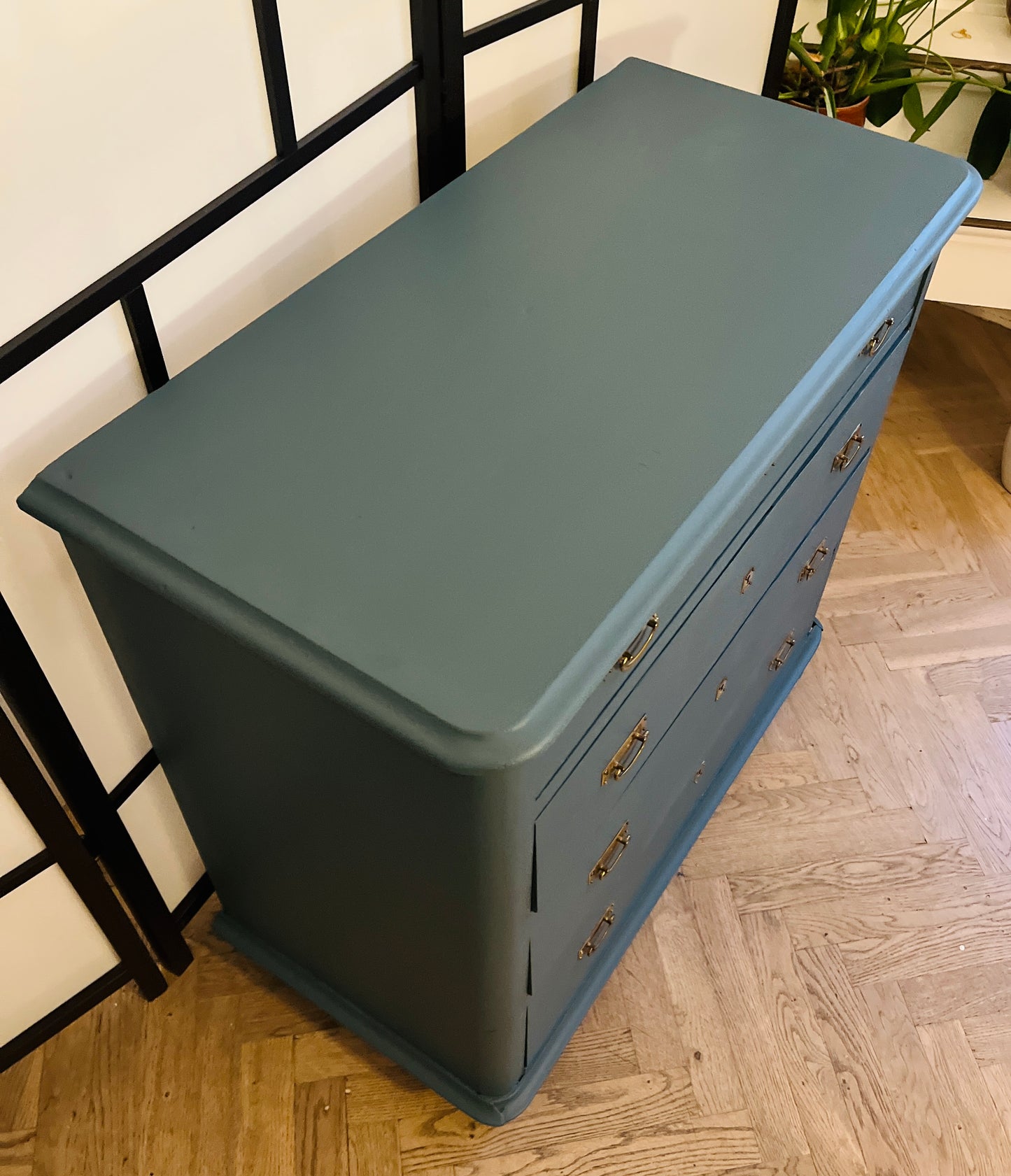 Vintage kommode med 4 skuffer – dyb blå og messinggreb