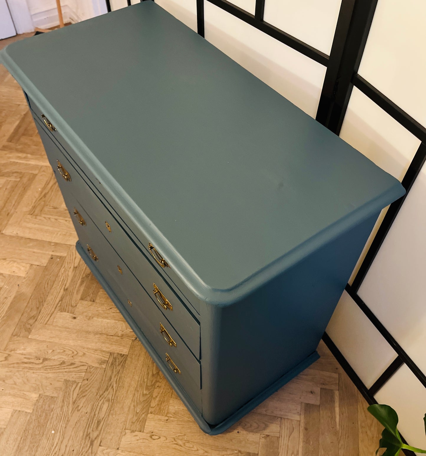 Vintage kommode med 4 skuffer – dyb blå og messinggreb