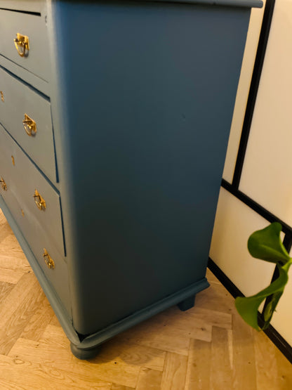 Vintage kommode med 4 skuffer – dyb blå og messinggreb