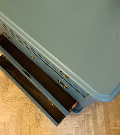 Vintage kommode med 4 skuffer – dyb blå og messinggreb