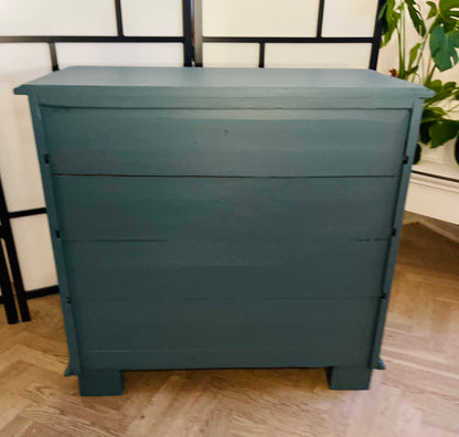 Vintage kommode med 4 skuffer – dyb blå og messinggreb