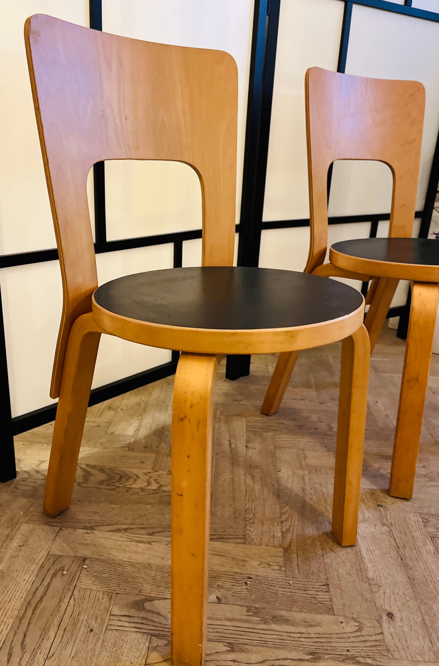 Sæt á to originale Alvar Aalto Model 66 spisebordsstole – sort sæde