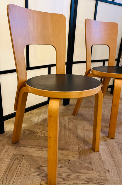 Sæt á to originale Alvar Aalto Model 66 spisebordsstole – sort sæde