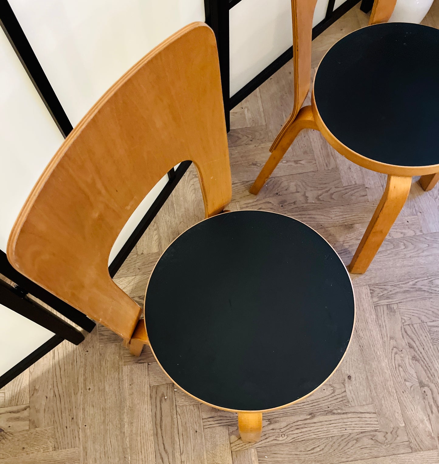 Sæt á to originale Alvar Aalto Model 66 spisebordsstole – sort sæde