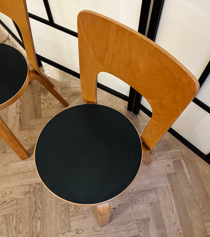 Sæt á to originale Alvar Aalto Model 66 spisebordsstole – sort sæde