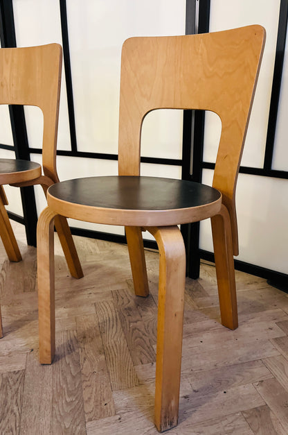 Sæt á to originale Alvar Aalto Model 66 spisebordsstole – sort sæde