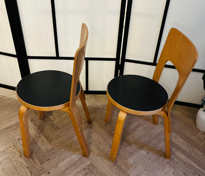 Sæt á to originale Alvar Aalto Model 66 spisebordsstole – sort sæde