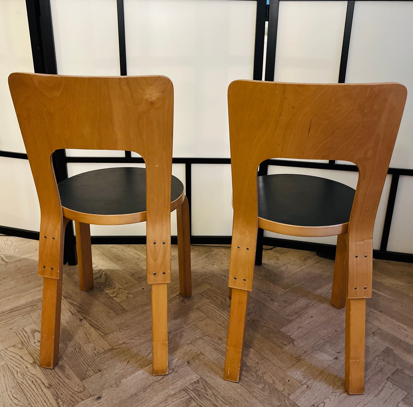 Sæt á to originale Alvar Aalto Model 66 spisebordsstole – sort sæde