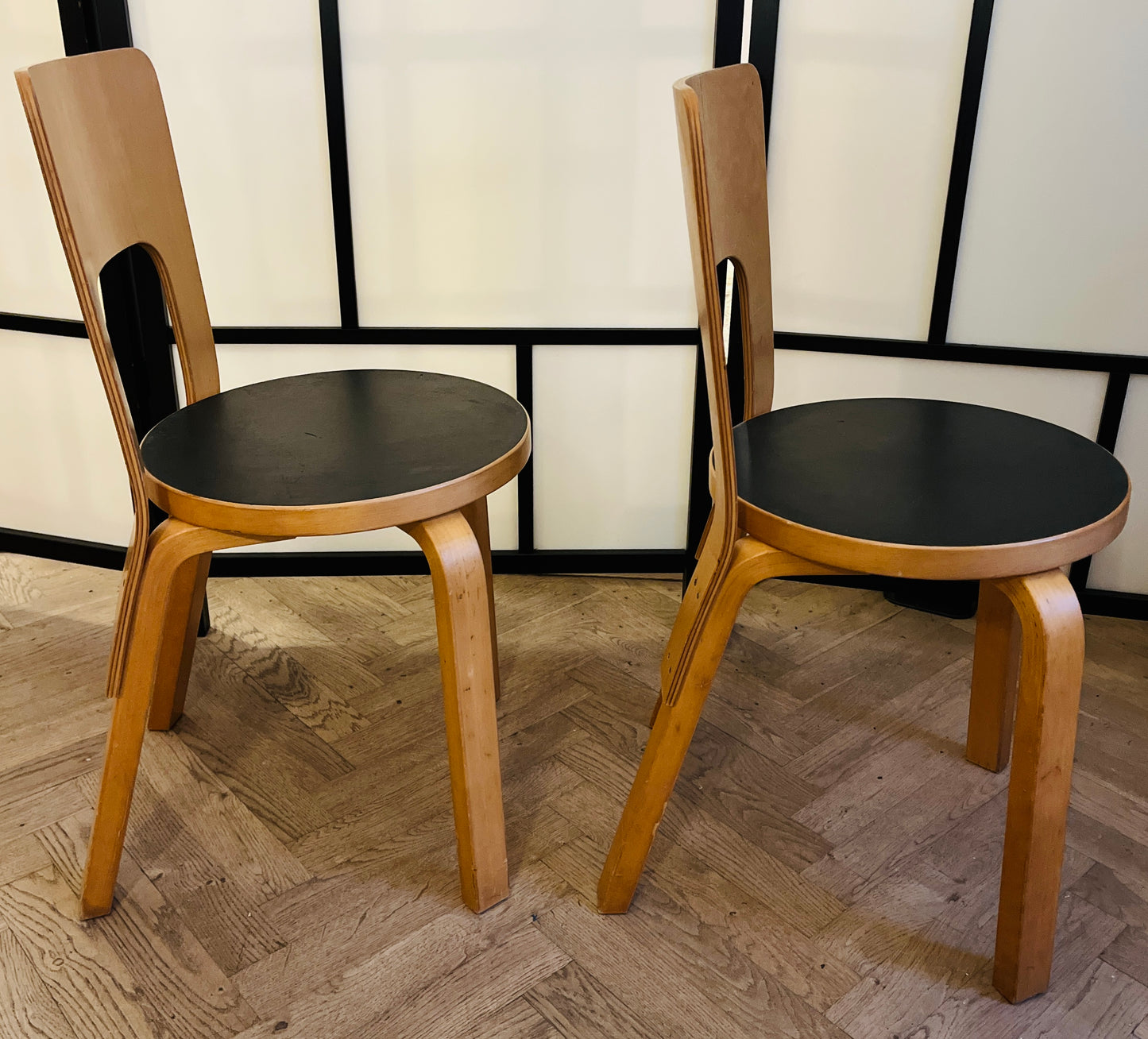 Sæt á to originale Alvar Aalto Model 66 spisebordsstole – sort sæde