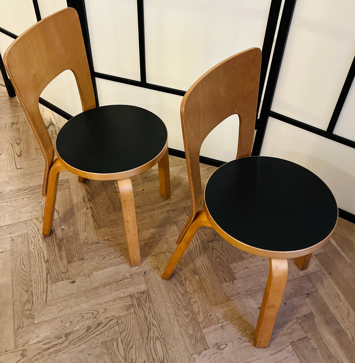 Sæt á to originale Alvar Aalto Model 66 spisebordsstole – sort sæde