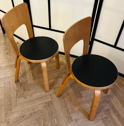 Sæt á to originale Alvar Aalto Model 66 spisebordsstole – sort sæde
