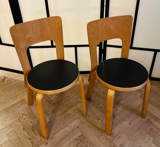 Sæt á to originale Alvar Aalto Model 66 spisebordsstole – sort sæde