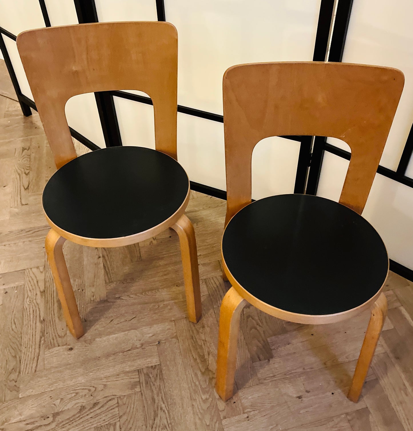 Sæt á to originale Alvar Aalto Model 66 spisebordsstole – sort sæde