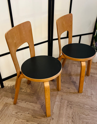 Sæt á to originale Alvar Aalto Model 66 spisebordsstole – sort sæde