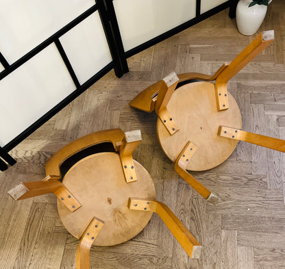 Sæt á to originale Alvar Aalto Model 66 spisebordsstole – sort sæde