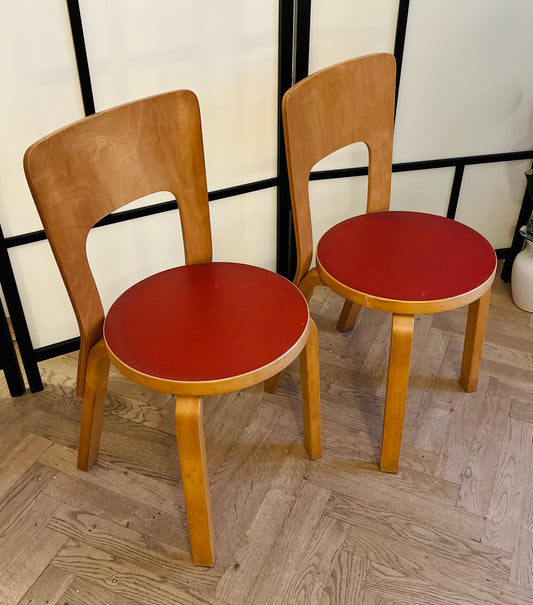 Sæt á to originale Alvar Aalto Model 66 spisebordsstole – rødt sæde