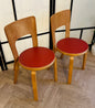 Sæt á to originale Alvar Aalto Model 66 spisebordsstole – rødt sæde