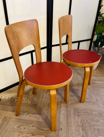 Sæt á to originale Alvar Aalto Model 66 spisebordsstole – rødt sæde