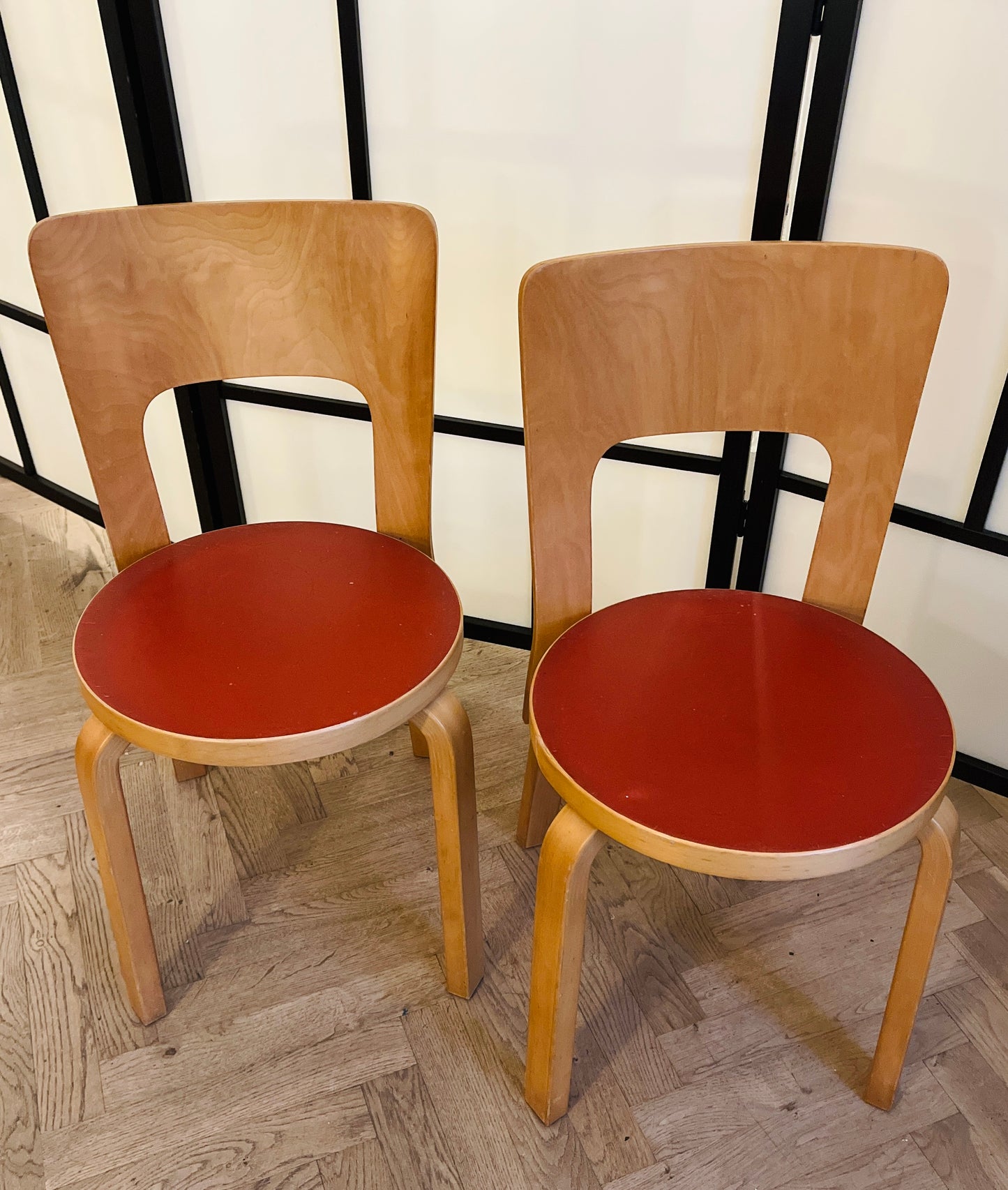 Sæt á to originale Alvar Aalto Model 66 spisebordsstole – rødt sæde