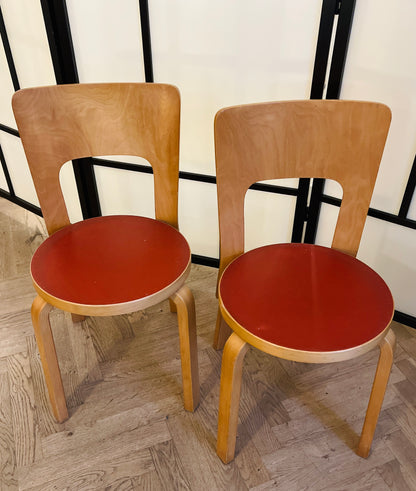 Sæt á to originale Alvar Aalto Model 66 spisebordsstole – rødt sæde