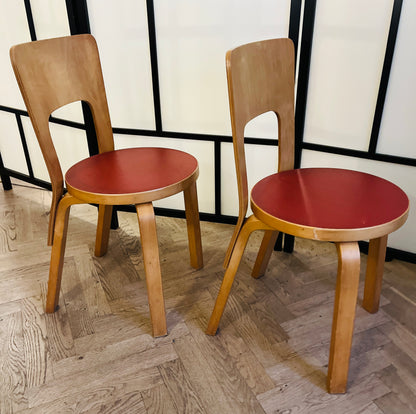 Sæt á to originale Alvar Aalto Model 66 spisebordsstole – rødt sæde
