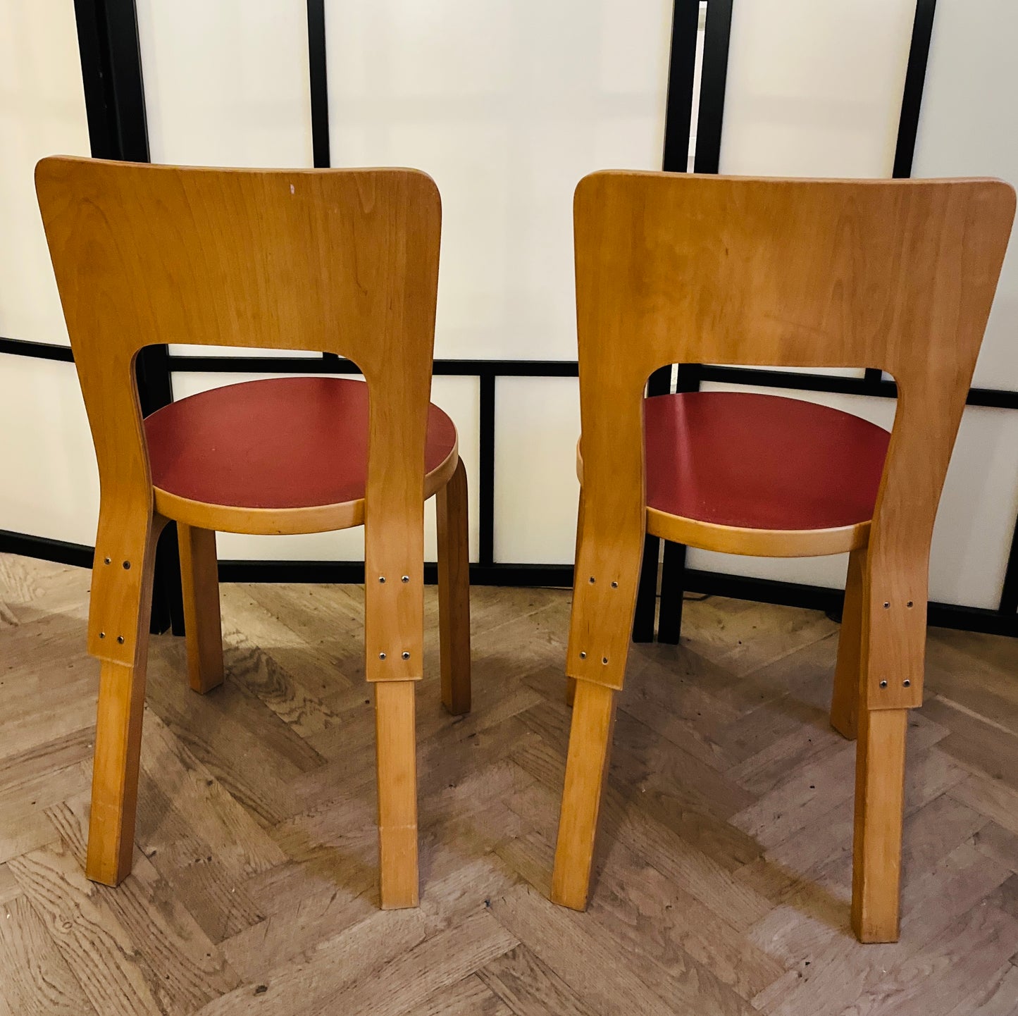 Sæt á to originale Alvar Aalto Model 66 spisebordsstole – rødt sæde