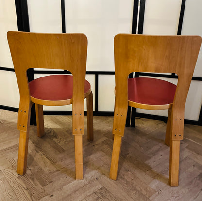 Sæt á to originale Alvar Aalto Model 66 spisebordsstole – rødt sæde