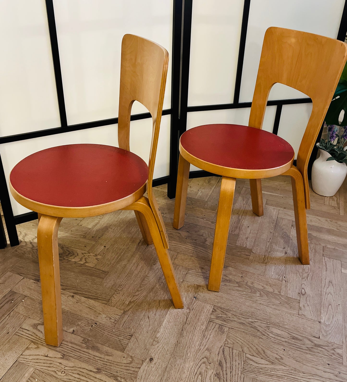 Sæt á to originale Alvar Aalto Model 66 spisebordsstole – rødt sæde